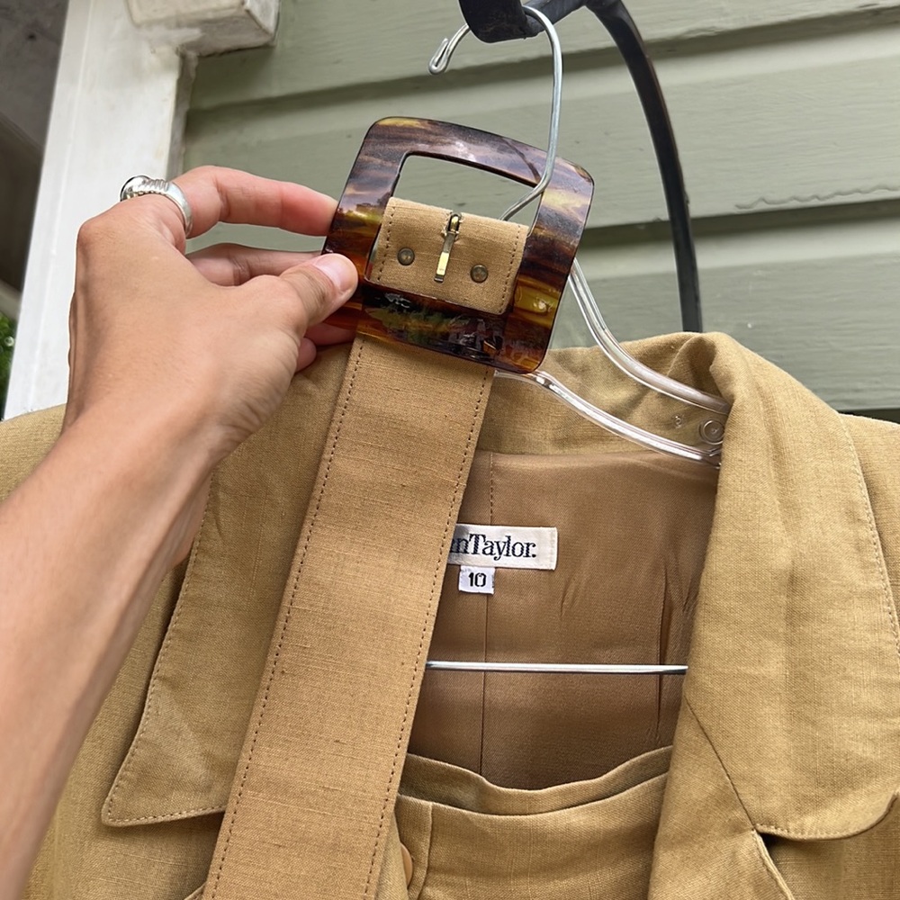 90s BEIGE ANN TAYLOR SUIT - COMES WITH MATCHING SKIRT, BLAZER AND BELT - Picture 3 of 5